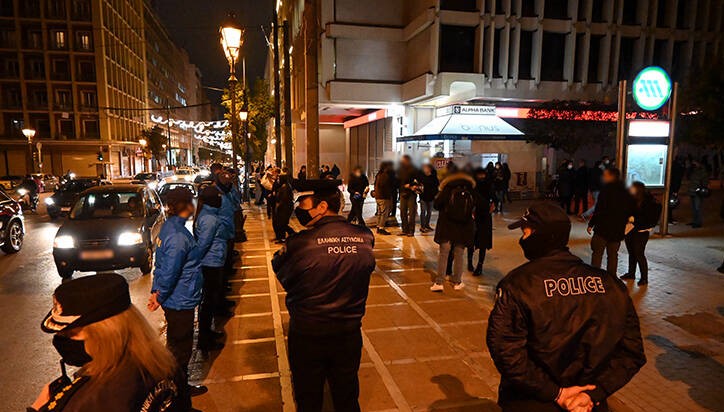 Πλατεία Συντάγματος: Έλεγχοι της αστυνομίας στην πλατεία – Ρωτούν τον κόσμο γιατί κυκλοφορεί (φωτό)
