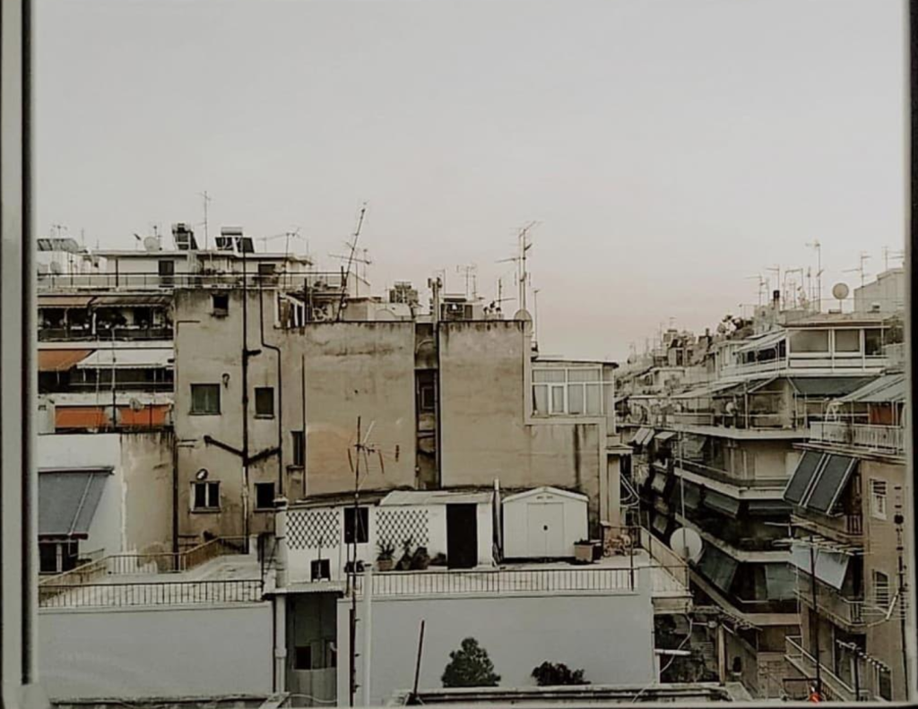 Θεσσαλονίκη: 25χρονος ανέβηκε σε ταράτσα πολυκατοικίας και απειλεί να πέσει