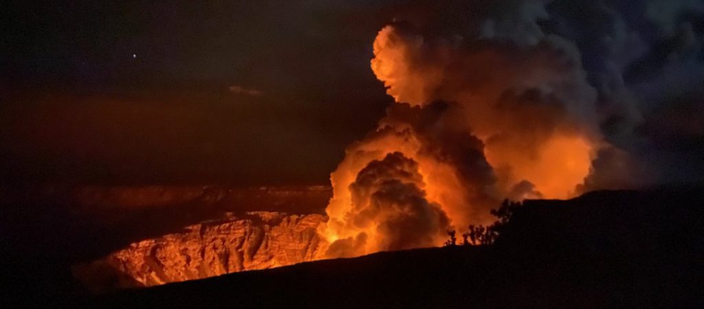«Ξύπνησε» το ηφαίστειο Κιλαουέα στη Χαβάη – Πυκνός καπνός έκανε την εμφάνισή του (βίντεο)