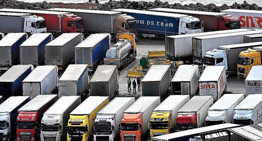 Τεταμένη η κατάσταση στα σύνορα Βρετανίας με Γαλλία για χιλιάδες οδηγούς φορτηγών – «Μας αντιμετωπίζουν σαν σκουπίδια»