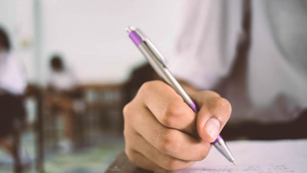 Τι αλλάζει στα ΑΕΙ και στις Πανελλαδικές –  Εισαγωγή με ελάχιστη βάση και όριο στη φοίτηση