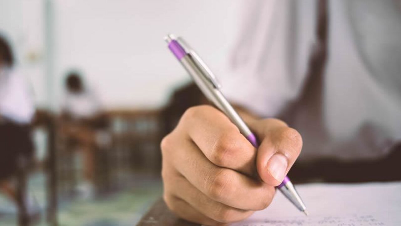 Τι αλλάζει στα ΑΕΙ και στις Πανελλαδικές – Εισαγωγή με ελάχιστη βάση και όριο στη φοίτηση