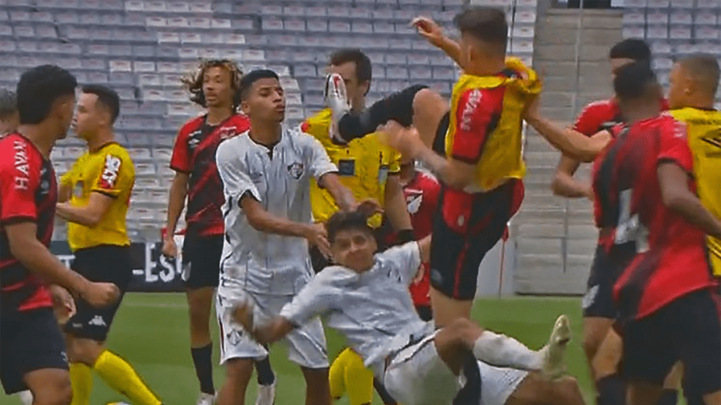 Βραζιλία: Άγριο ξύλο σε αγώνα ποδοσφαίρου Κ-17 – Μετέτρεψαν το γήπεδο σε ρινγκ (βίντεο)