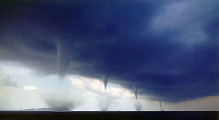 Τρομακτικός πολλαπλός υδροστρόβιλος στη θάλασσα του Ισραήλ (βίντεο)