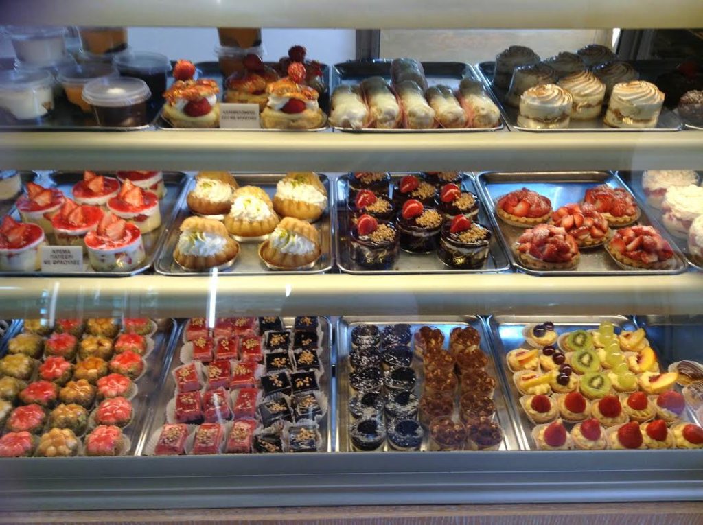 Γλυκατζής διαρρήκτης «χτύπησε» ζαχαροπλαστείο στο Κουκάκι – Δε βρήκε λεφτά και πήρε… κέικ και πάστες! (φώτο)