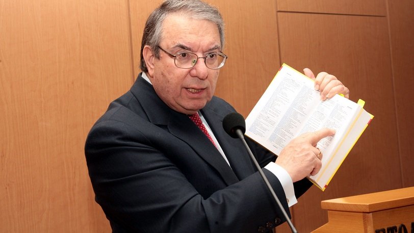 Γ.Μπαμπινιώτης: Τι σημαίνουν τα ονόματα «Ιησούς», «Χριστός» και «Εμμανουήλ» που γιορτάζουν