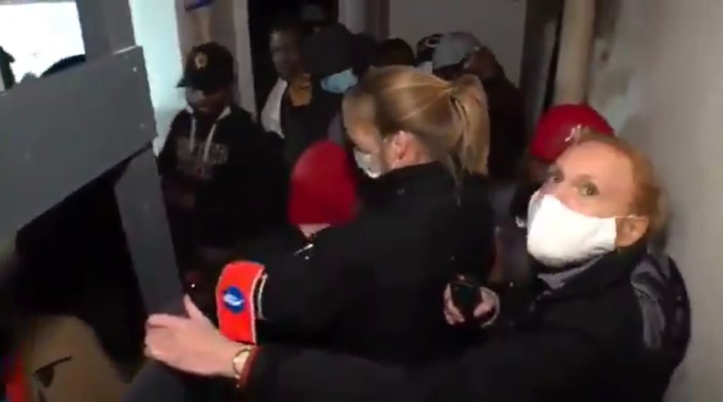 Βέλγιο: Έστειλαν… δύο γυναίκες αστυνομικούς για να σταματήσουν πάρτι μεταναστών! – Βίντεο