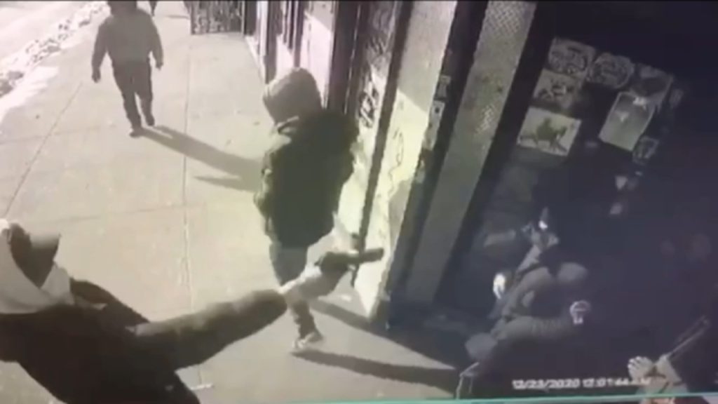 ΗΠΑ: Βίντεο από τη στιγμή που 16χρονος πυροβολείται μέρα μεσημέρι στο Μπρονξ