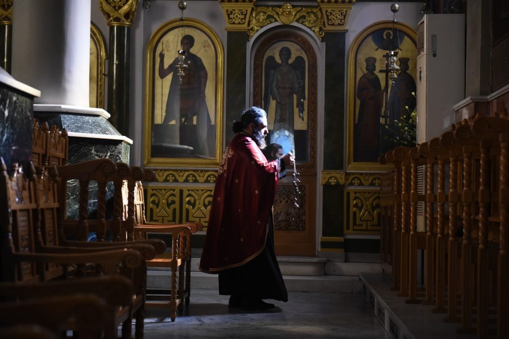 Ορθοδοξία σε «lockdown»: Ιερείς πηγαίνουν κρυφά πόρτα-πόρτα για να κοινωνήσουν τους πιστούς όπως επί Τουρκοκρατίας!