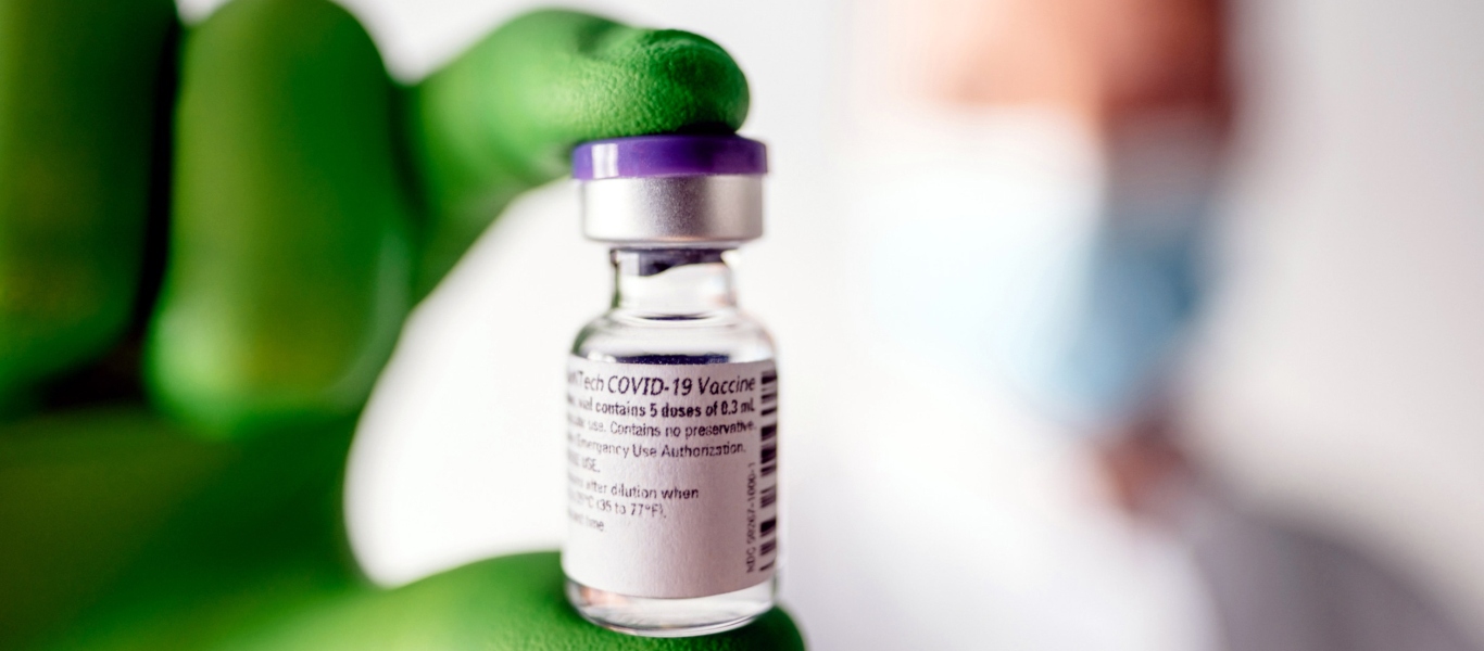 Comirnaty: Αυτή είναι η επίσημη ονομασία του εμβολίου της Pfizer – Γιατί επιλέχθηκε αυτό το όνομα