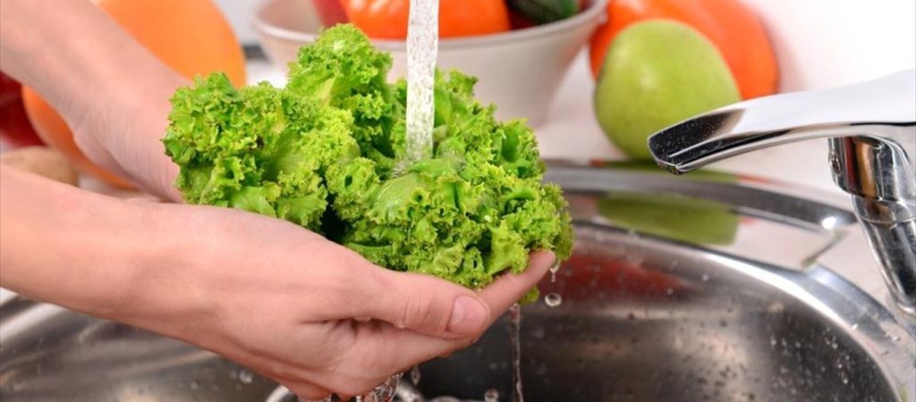 Αυτός είναι ο σωστός τρόπος για να πλένουμε τα φρούτα και τα λαχανικά μας