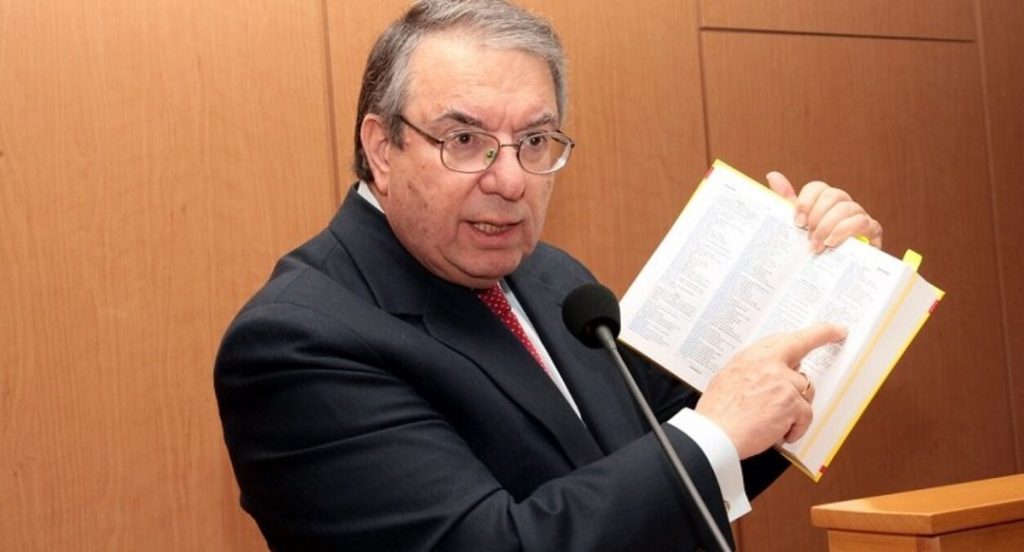 Ο Γ.Μπαμπινιώτης εξηγεί τι σημαίνει το όνομα του Χριστού και όσα γιορτάζουν αυτή την περίοδο