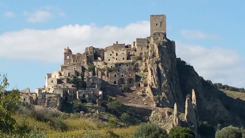 Craco: Η πόλη φάντασμα της Ιταλίας που εγκαταλείφθηκε από τους κατοίκους της (φωτό)
