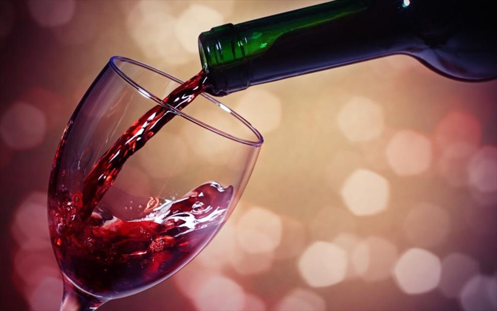Χριστουγεννιάτικο τραπέζι: Λευκό ή κόκκινο κρασί; Τι προσφέρει το καθένα
