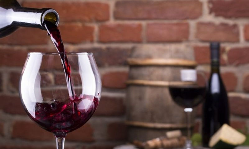 Αυτοί είναι οι 4 τρόποι για να εξαφανίσετε τον λεκέ από κόκκινο κρασί