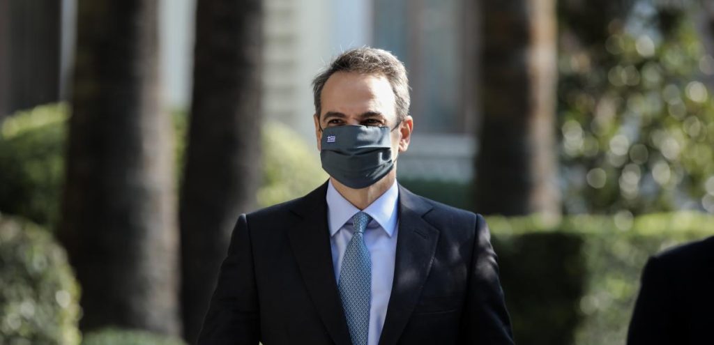 Ο Κ.Μητσοτάκης μοίρασε φαγητό, δώρα και παιχνίδια σε κόσμο που το έχει ανάγκη (φωτο)