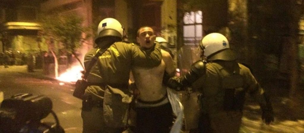 Πύργος: Δυνάμεις ασφαλείας βιαιοπράγησαν σε νεαρό για να του κόψουν πρόστιμο επειδή κάθονταν σε πλατεία! (βίντεο)