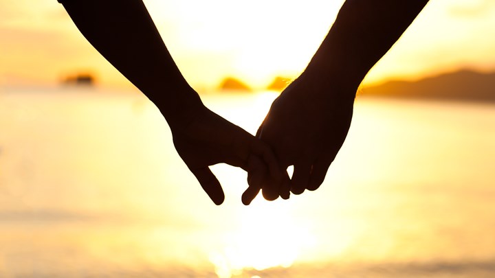 «Swipe culture»: Πως και γιατί επηρεάζει τις σχέσεις