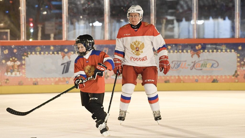 Ο Β.Πούτιν μαθαίνει χόκει επί πάγου σε έναν 9χρονο (βίντεο)