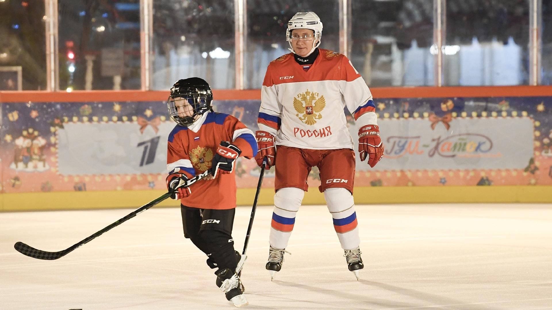 Ο Β.Πούτιν μαθαίνει χόκει επί πάγου σε έναν 9χρονο (βίντεο)