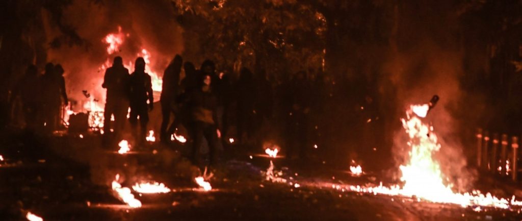 Συγκρούσεις πολιτών με αστυνομικές δυνάμεις στον Ασπρόπυργο για καραντίνα και μεταφορά αλλοδαπών (βίντεο)