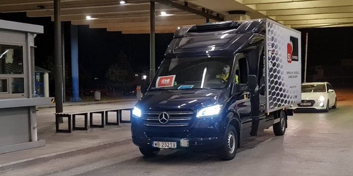Έφτασαν στην Αθήνα τα πρώτα εμβόλια – Αύριο οι πρώτοι εμβολιασμοί (βίντεο)