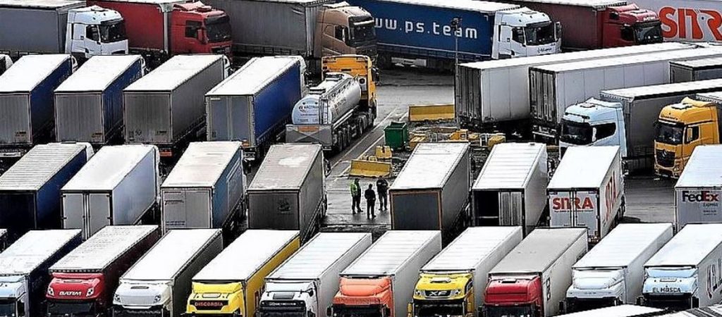 Κεντ: Θετικοί στον κορωνοϊό 36 οδηγοί νταλίκας που είχαν ακινητοποιηθεί