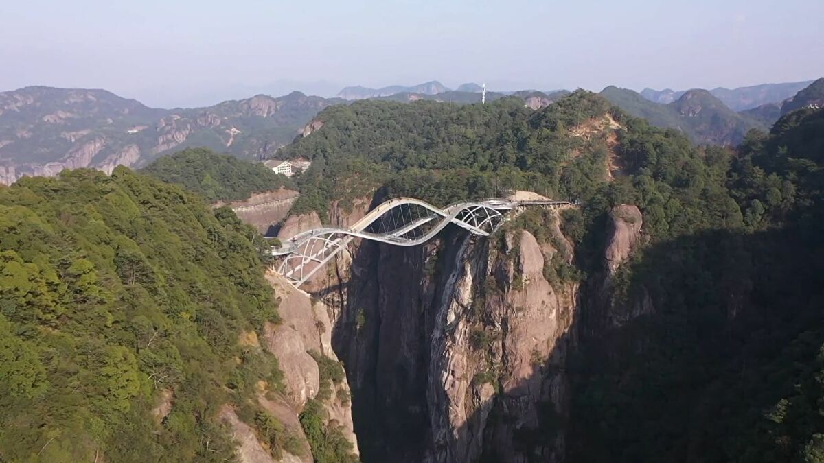 Η νέα διώροφη γέφυρα από γυαλί στην Κίνα προκαλεί τρόμο (βίντεο)