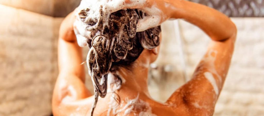 Κομμώτρια δείχνει τον σωστό τρόπο για να λούζουμε τα μαλλιά μας (βίντεο)