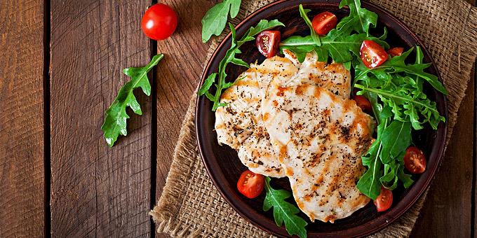 Δέκα τροφές που καταπολεμούν την κούραση και το πρήξιμο