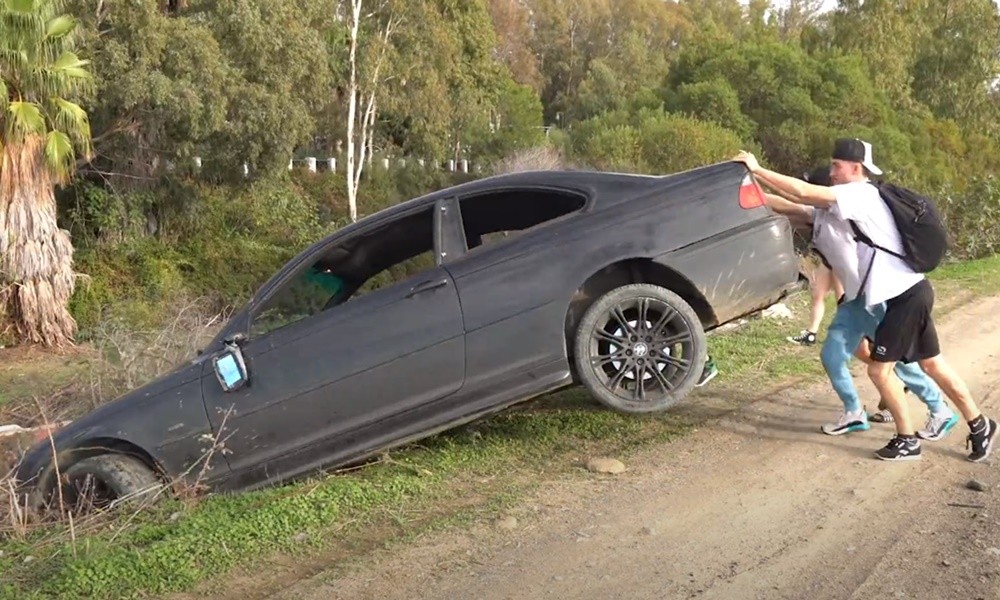 Αντιμέτωπος με το νόμο YouTuber που κατέστρεψε μια BMW (βίντεο)