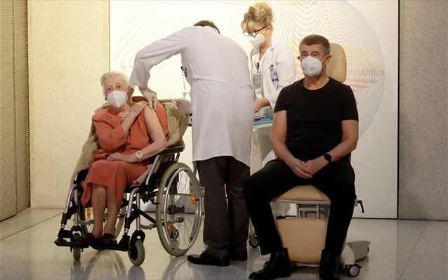 Ξεκίνησε ο εμβολιασμός στην Τσεχία- Πρώτος έλαβε το εμβόλιο ο πρωθυπουργός