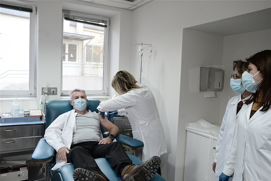 «Πρεμιέρα» για τον εμβολιασμό του νοσηλευτικού προσωπικού στο «Σωτηρία» (φωτο)