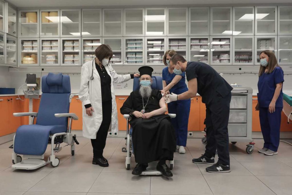 Εμβολιάστηκε για τον κορωνοϊό και ο Μητροπολίτης Ναυπάκτου και Αγίου Βλασίου Ιερόθεος (φώτο)