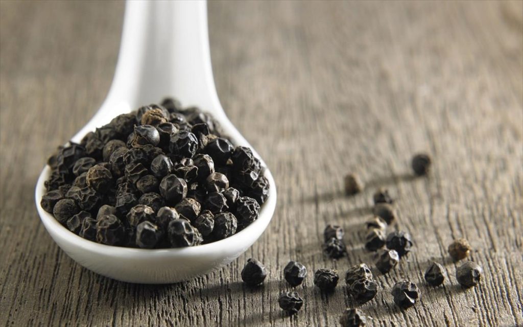 Μαύρο πιπέρι: Αυτά είναι τα 6 εκπληκτικά οφέλη για την υγεία