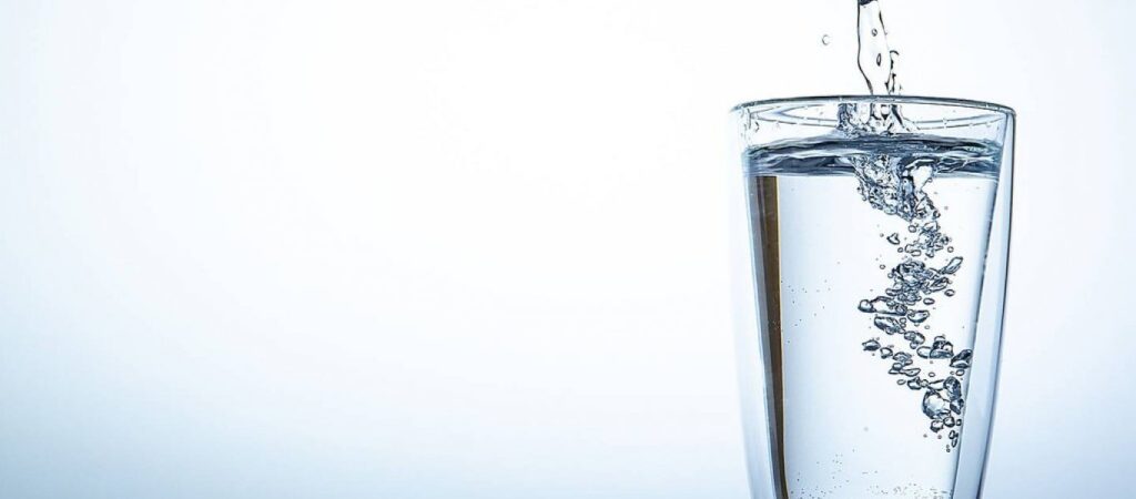 Δείτε τι θα συμβεί στο σώμα σας αν πίνετε νερό με άδειο στομάχι μόλις ξυπνάτε