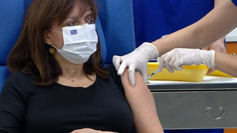 Εμβολιάστηκε κατά του κορωνοϊού η Κατερίνα Σακελλαροπούλου (φωτο)