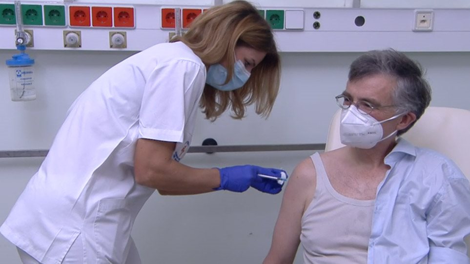Εμβολιάστηκε κατά του κορωνοϊού ο Σωτήρης Τσιόδρας