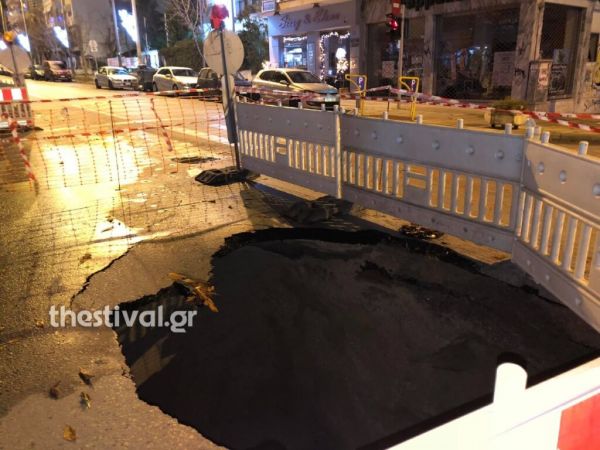 Δημιουργήθηκε κρατήρας 7 μέτρων βάθους σε κεντρικό δρόμο της Θεσσαλονίκης (φώτο)