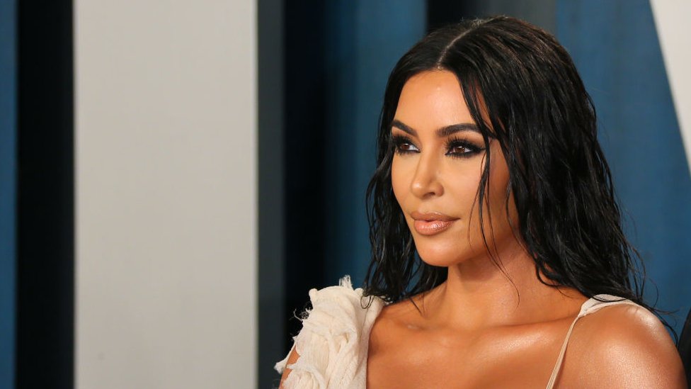 H Kim Kardashian φόρεσε τουαλέτα με… κοιλιακούς και «έριξε» το Instagram (φωτο)