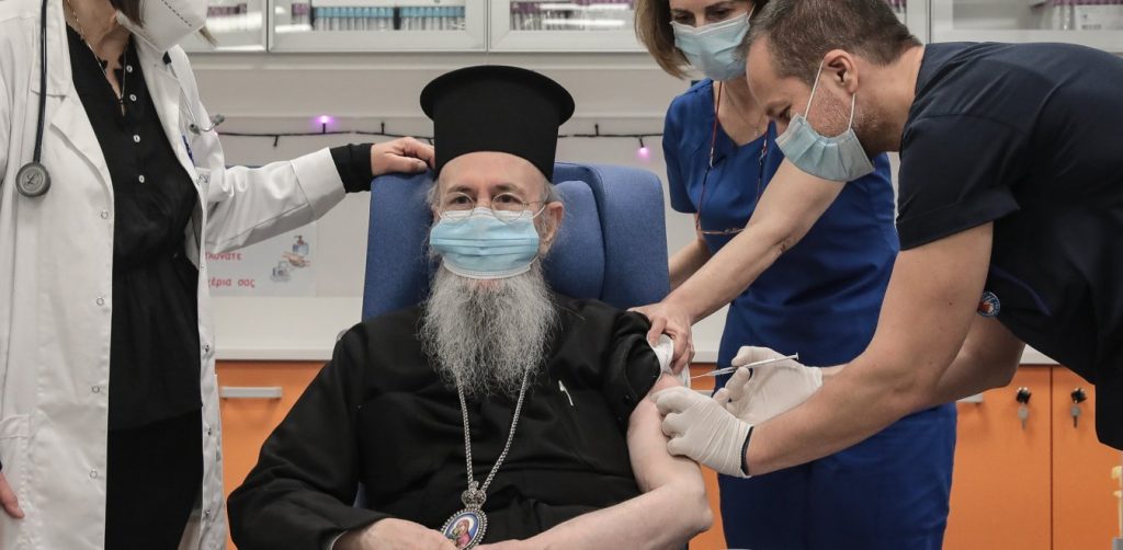 Ο μητροπολίτης Ναυπάκτου Ιερόθεος εμβολιάστηκε στον «Ευαγγελισμό» από τον… κ.Θεούλη (φώτο)