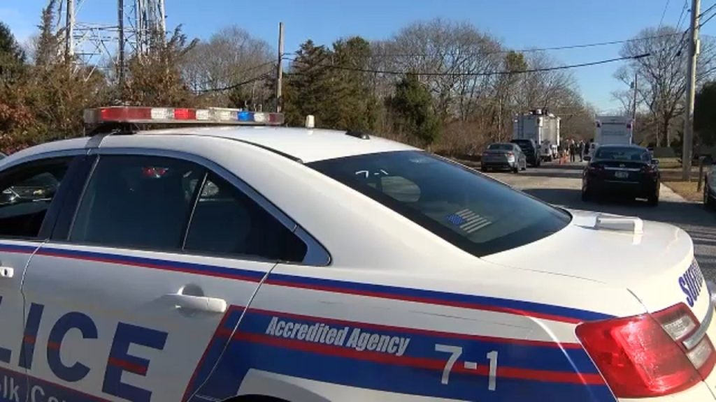 Aστυνομικοί κλήθηκαν για φωτιά σε αυλή σπιτιού και ανακάλυψαν ότι προερχόταν από πτώμα που καιγόταν (φωτό)