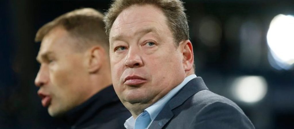 Προπονητής σε ρόλο τραγουδιστή προκαλεί…  «χαμό» στα social media (βίντεο)