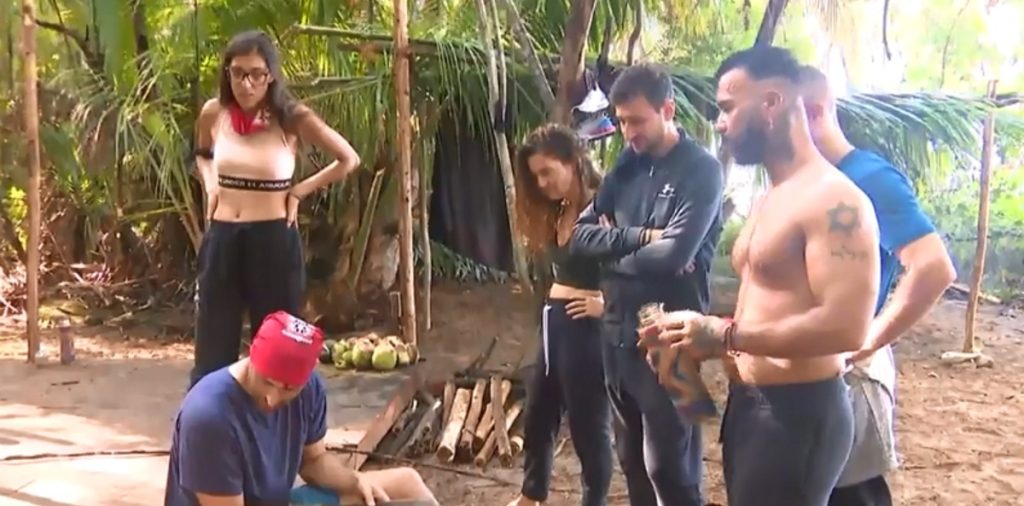 Survivor: Η Άννα Μαρία Βέλλη και ο Περικλής Κονδυλάτος τσακώθηκαν για ένα… καβούρι (βίντεο)