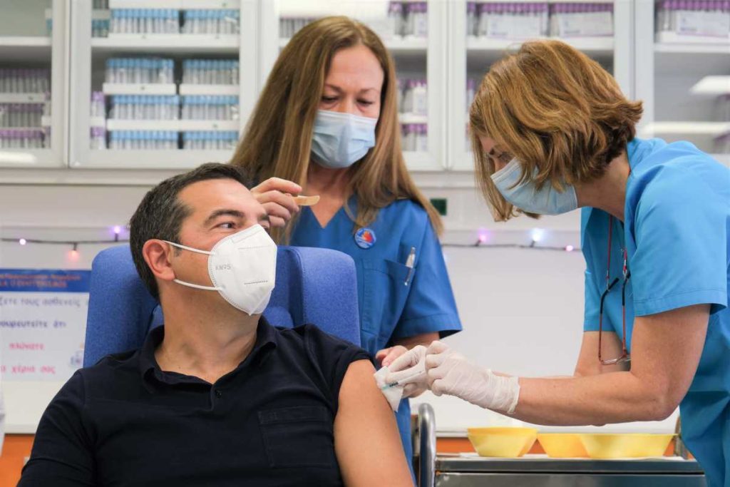 Α.Τσίπρας: Εμβολιάστηκε χωρίς κάμερες (φώτο)