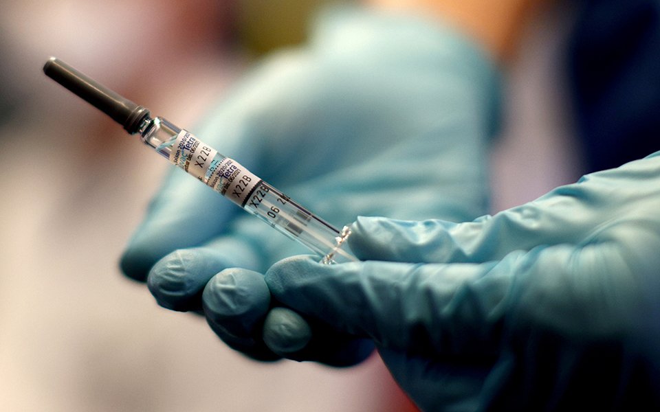Βρετανία: Στις 4 Ιανουαρίου ξεκινούν οι εμβολιασμοί με το εμβόλιο της Οξφόρδης