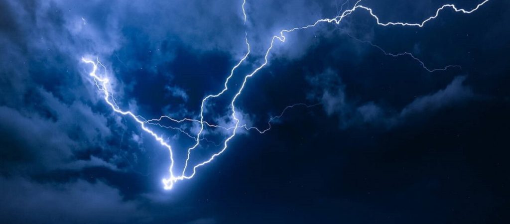 Στο… «σκοτάδι» 18.000 νοικοκυριά στην Γαλλία λόγω της καταιγίδας «Μπέλα»