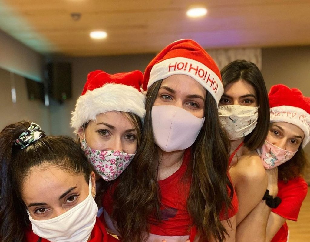 Η Κατερίνα Στικούδη και οι φίλες της ντύθηκαν… «αγιοβασιλίτσες» – «Τρέλαναν» το Instagram με τον χορό τους (βίντεο)