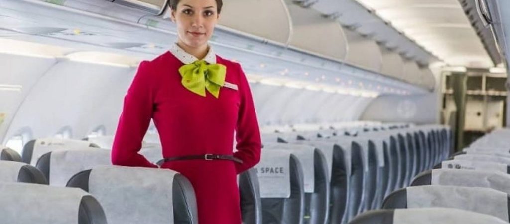 Αυτός είναι ο λόγος που οι αεροσυνοδοί έχουν το χέρι πίσω από την πλάτη