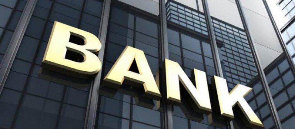 ΕΕΤ: Οι συναλλαγές που επιτρέπονται στα γκισέ των τραπεζών – Ποιες γίνονται μόνο μέσω ΑΤΜ